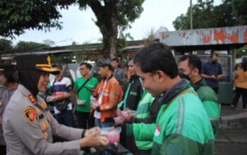 Peduli ramadan, kapolres magelang kota bagikan 200 takjil ke warga