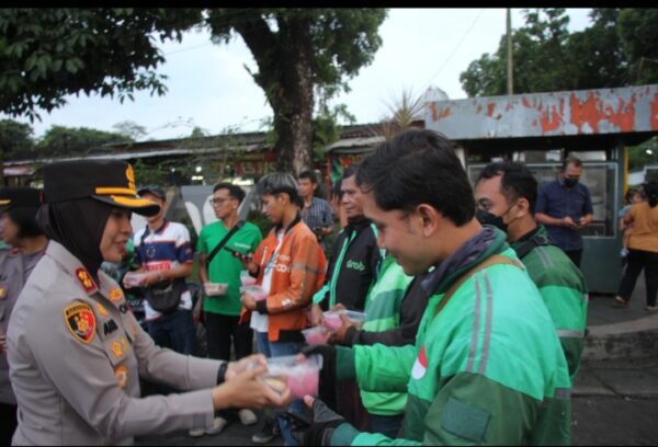 Peduli ramadan, kapolres magelang kota bagikan 200 takjil ke warga