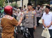 Kapolrestabes Semarang Bagikan 400 Takjil Gratis untuk Pengguna Jalan