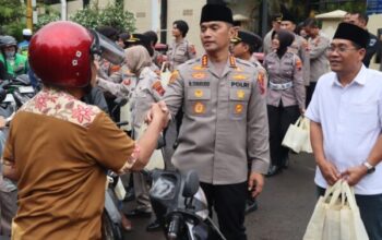 Peduli sesama, kapolrestabes semarang bagikan 400 takjil kepada warga