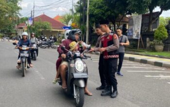 Peduli sesama, polres jembrana bersama imm bagikan takjil untuk masyarakat