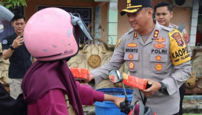 Polres Lamandau Tebar Kebaikan dengan Membagikan Takjil di Bulan Ramadan