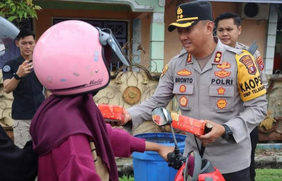 Peduli sesama, polres lamandau berbagi takjil untuk pengguna jalan