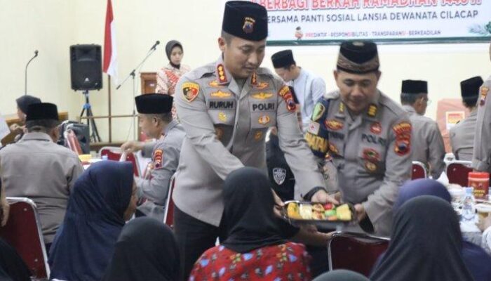 Peduli Sesama, Polresta Cilacap Santuni Lansia saat Buka Puasa di Panti Dewanata