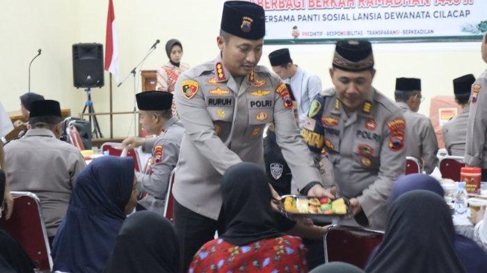 Peduli sesama, polresta cilacap santuni lansia saat buka puasa di