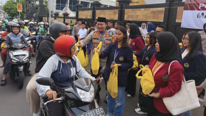 Peduli sesama, polresta malang kota dan mahasiswa tebar takjil untuk