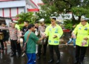 Peduli sesama, polrestabes semarang bagikan 1.500 takjil di simpang lima