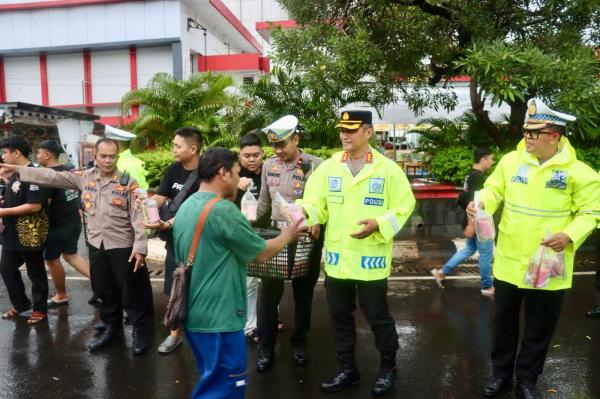 Peduli sesama, polrestabes semarang bagikan 1.500 takjil di simpang lima