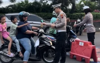 Peduli sesama, satlantas polrestabes semarang berbagi takjil di simpang lima