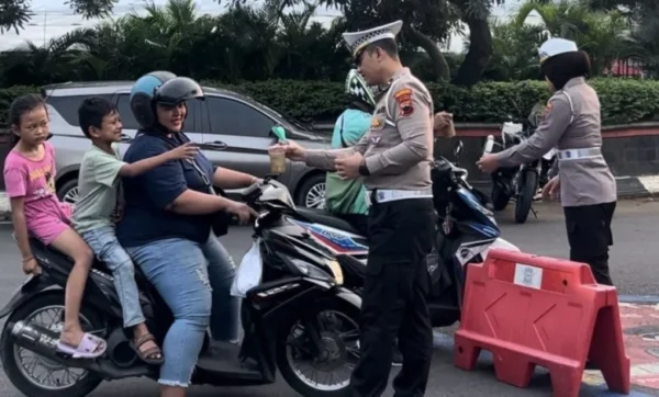 Peduli sesama, satlantas polrestabes semarang berbagi takjil di simpang lima