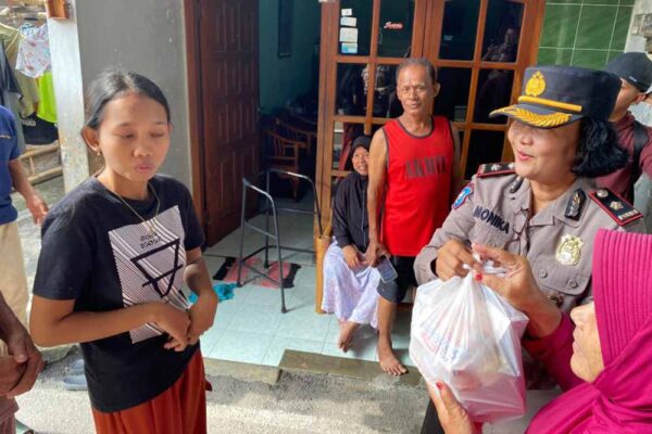 Peduli Warga, Polresta Surakarta Salurkan Bantuan Sembako Jelang Ramadan