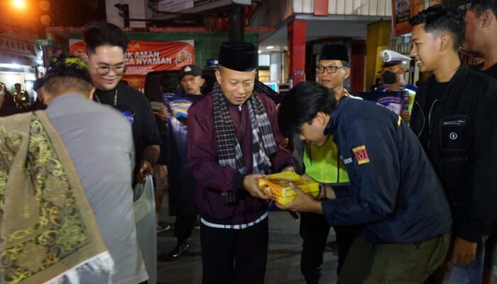 Peduli di Bulan Ramadhan, Polres Magelang Kota Berbagi Sahur di Simpang Shoping