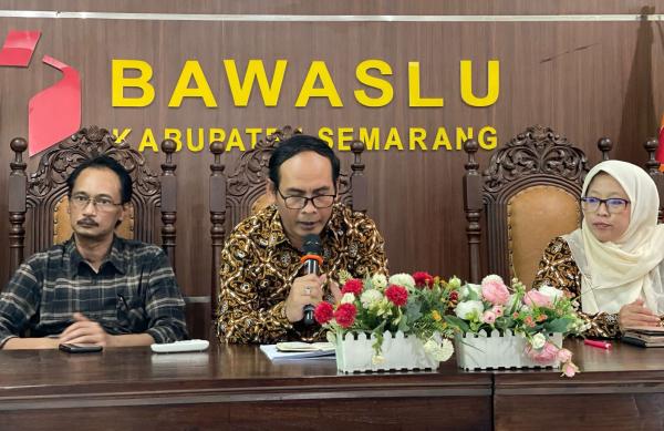 Pengawas tps meninggal saat bertugas, bawaslu kabupaten semarang beri santunan