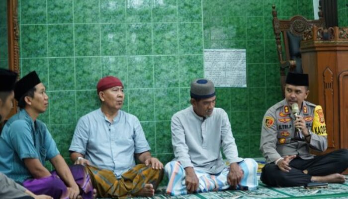 “Rindu Ramadhan”, Kapolres Jembrana Hadir di Masjid Baitussholihin untuk Berbagi