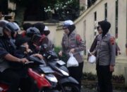 Peringati hari perempuan sedunia, polwan polresta banyumas bagikan takjil gratis