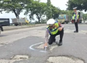 Persiapan Mudik 2025, Polisi Tandai Jalan Berlubang di Pantura Kudus