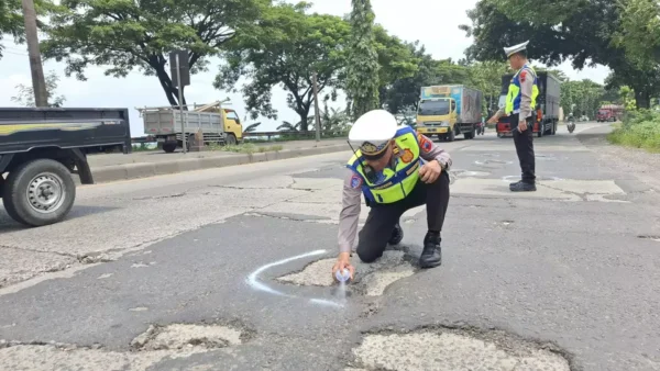 Persiapan mudik 2025, polisi tandai jalan berlubang di pantura kudus