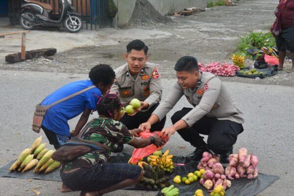 Personel satgas humas damai cartenz 2025 bantu pedagang lokal di