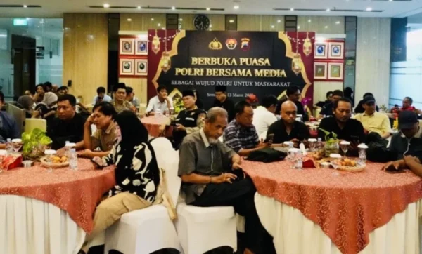 Polda jateng dan media bagikan takjil serta gelar buka puasa