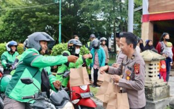 Polda kalteng bagikan ratusan takjil gratis untuk warga di bundaran