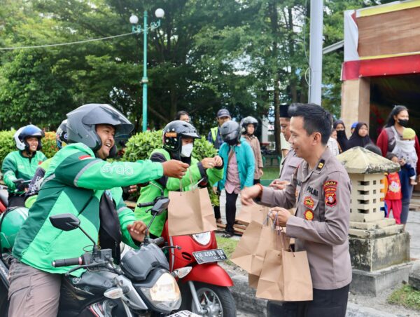 Polda kalteng bagikan ratusan takjil gratis untuk warga di bundaran