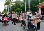 Polda Kalteng Tebar Kebaikan, Bagikan Ratusan Takjil Gratis Di Bundaran