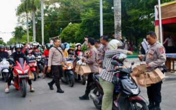 Polda Kalteng Tebar Kebaikan, Bagikan Ratusan Takjil Gratis Di Bundaran