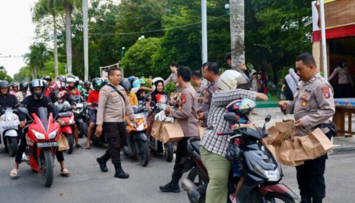 Polda Kalteng Tebar Kebaikan, Bagikan Ratusan Takjil Gratis di Bundaran Besar