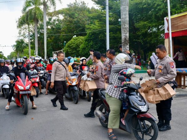 Polda Kalteng Tebar Kebaikan, Bagikan Ratusan Takjil Gratis Di Bundaran