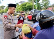 Polda kalteng dan media berbagi takjil serta buka puasa bersama