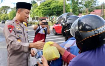 Polda kalteng dan media berbagi takjil serta buka puasa bersama