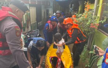 Polda metro jaya bantu evakuasi warga terdampak banjir di jatinegara