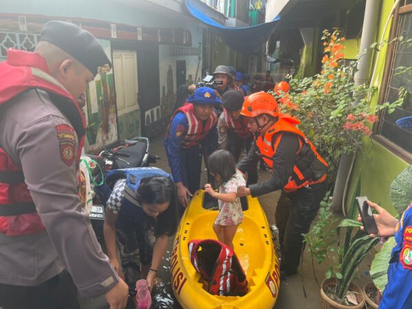 Polda metro jaya bantu evakuasi warga terdampak banjir di jatinegara