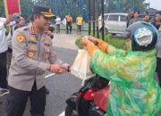 Pengendara di Banyumas Panik Dikira Razia, Ternyata Polisi Bagi Takjil