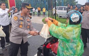 Polisi banyumas buat kaget pengendara, kirain razia ternyata bagi takjil