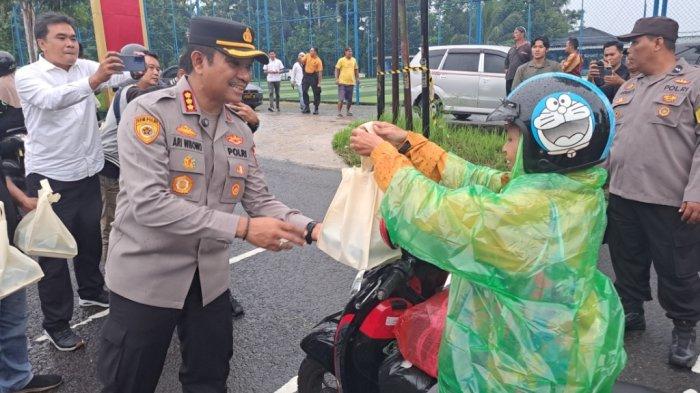 Polisi banyumas buat kaget pengendara, kirain razia ternyata bagi takjil