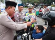 Polisi blora bagikan helm dan paket buka puasa untuk warga