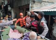 Polisi evakuasi lansia terdampak banjir di cengkareng