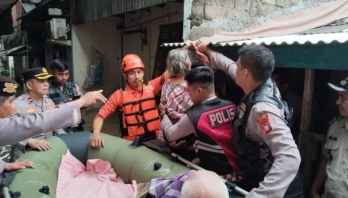 Polisi Evakuasi Lansia Terdampak Banjir di Cengkareng