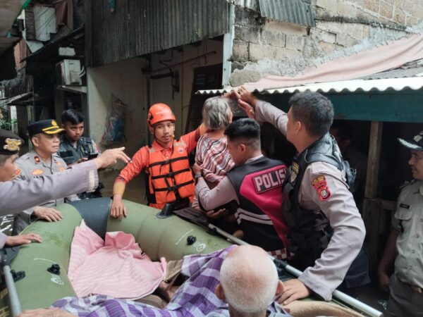 Polisi evakuasi lansia terdampak banjir di cengkareng