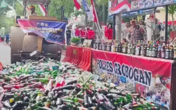 Polisi grobogan hancurkan ribuan botol miras berbagai merk hasil razia