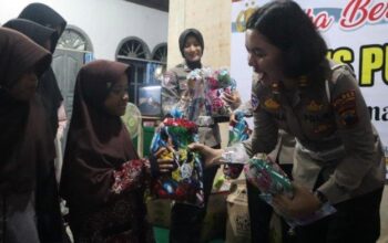 Polisi purbalingga santuni anak yatim dengan kejutan dan hadiah