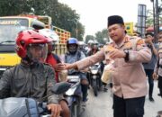 Polres grobogan bersama wartawan berbagi takjil, 200 kolak dan roti