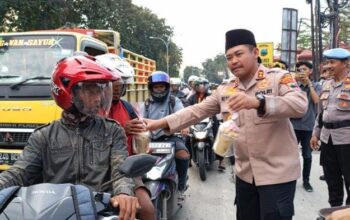 Polres grobogan bersama wartawan berbagi takjil, 200 kolak dan roti