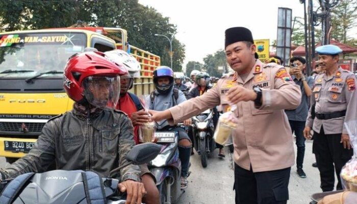 Kolaborasi Polres Grobogan dan Wartawan, 200 Takjil Habis Dibagikan