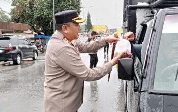 Polres humbahas berbagi takjil, wujud kepedulian di bulan suci