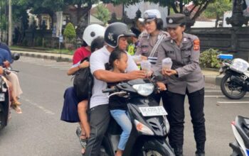 Polres jembrana dan imm berbagi takjil gratis, pererat kebersamaan di