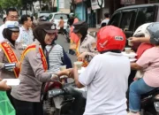 Polres jepara tebar kebaikan ramadan dengan bagi takjil dan atur