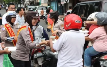 Polres jepara tebar kebaikan ramadan dengan bagi takjil dan atur