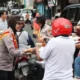 Polres jepara tebar kebaikan ramadan dengan bagi takjil dan atur